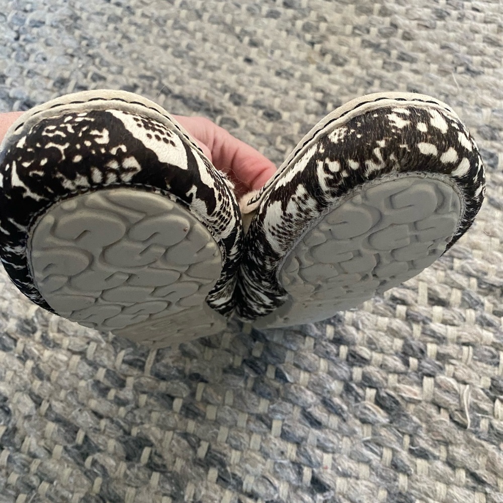 UGG Women's Size 6 Black and Cream Snake print Slippers LIKE NEW - Picture 7 of 7
